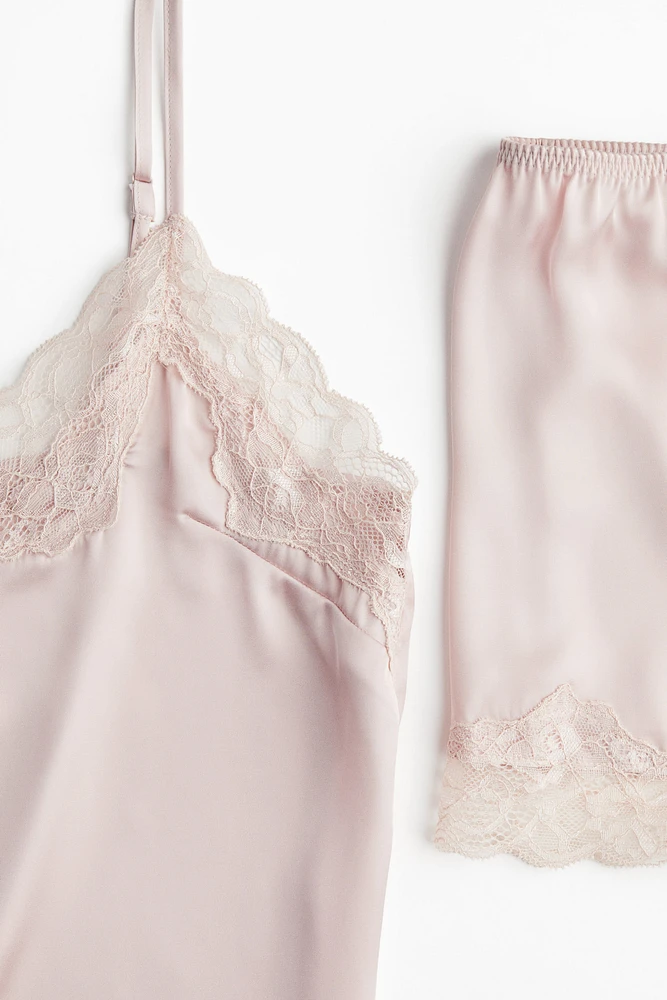 Pyjama en satin avec dentelle