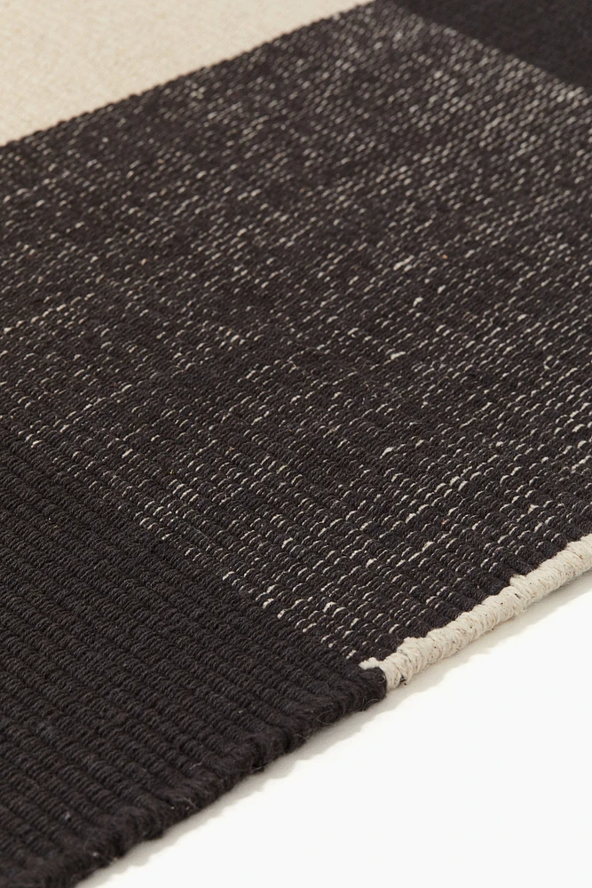 Tapis tissé à plat avec décor à carreaux