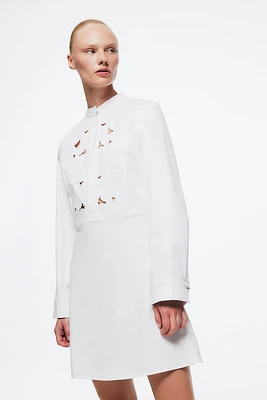 Robe avec détail en broderie anglaise