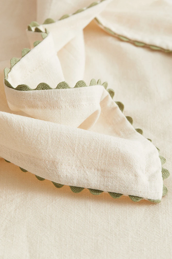 Scalloped-Edge Table Runner