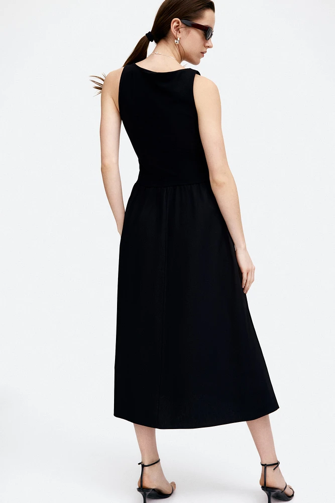 Robe sans manches avec jupe évasée