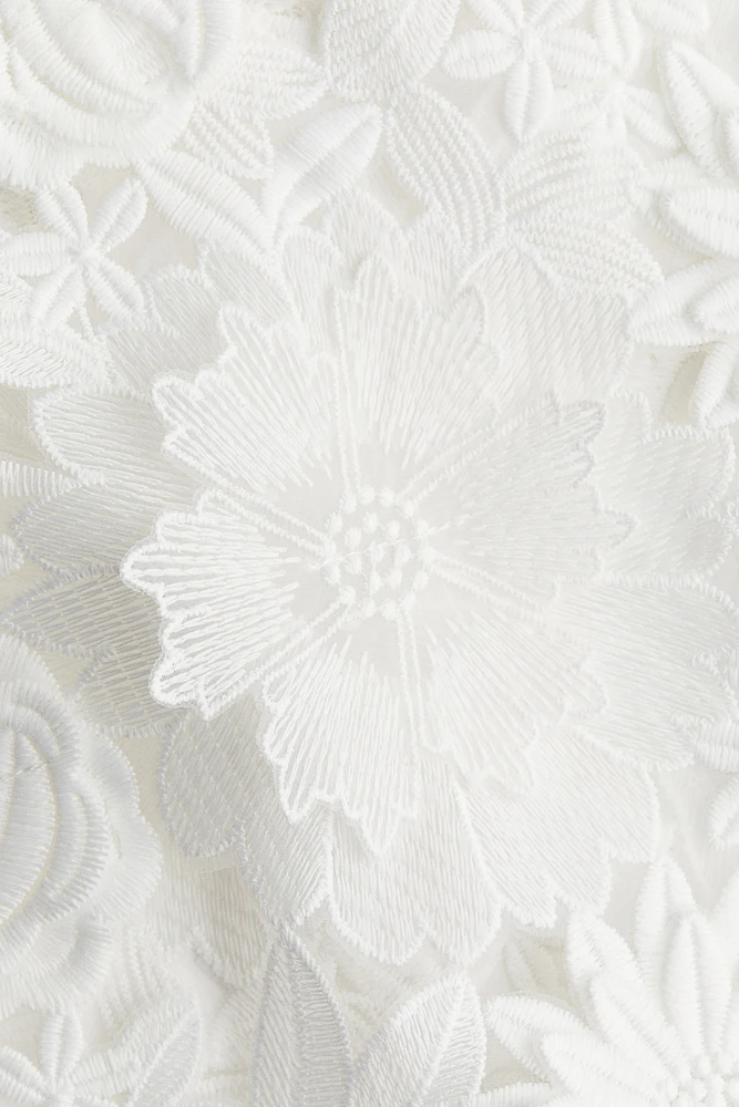 Robe en dentelle avec appliqués floraux