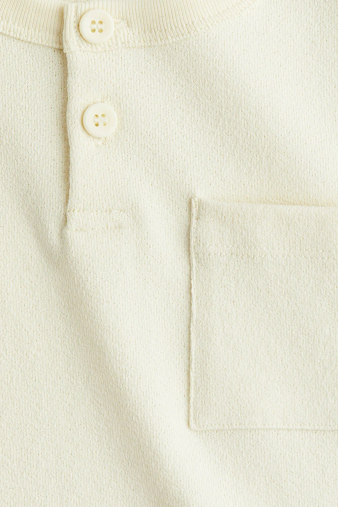 Haut texturé à encolure boutonnée