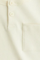 Haut texturé à encolure boutonnée