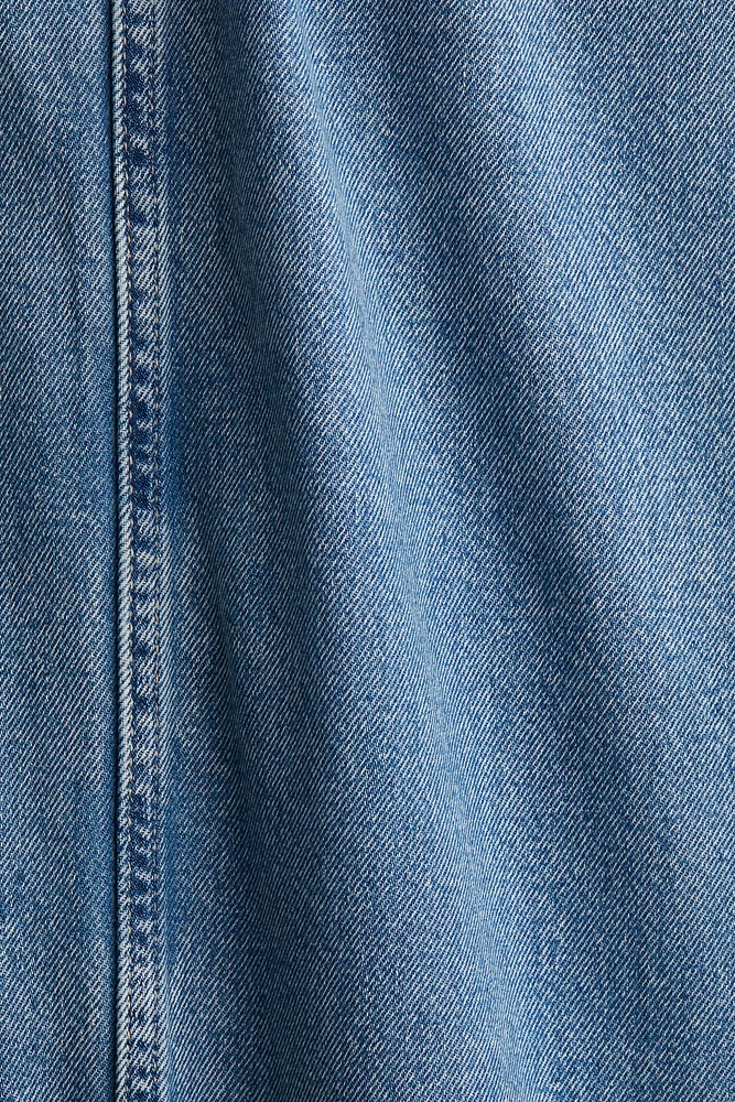 Combinaison short à encolure carrée