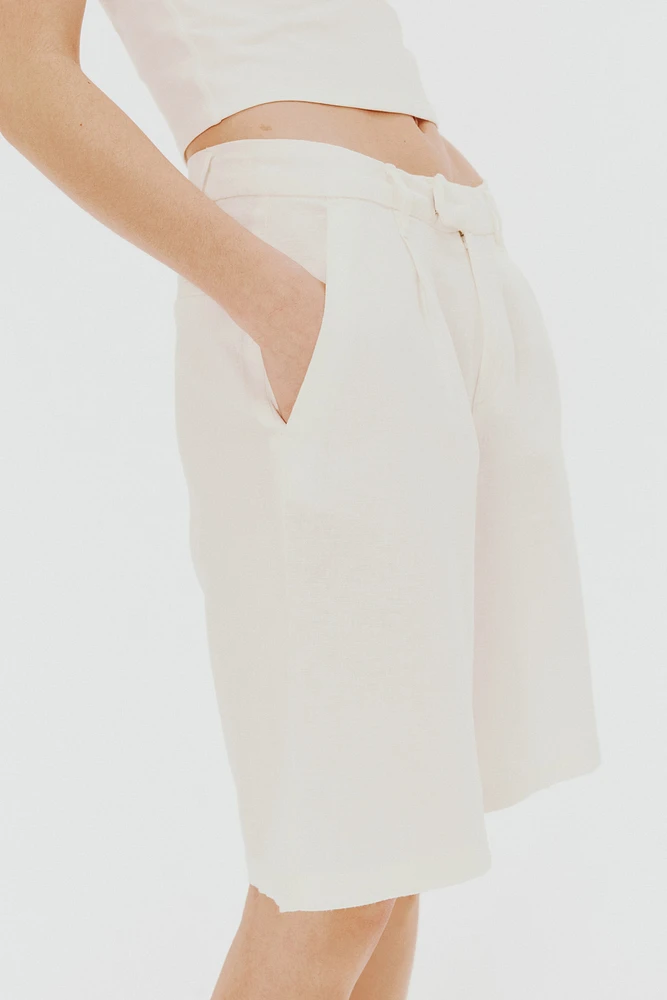 Short au genou en lin mélangé