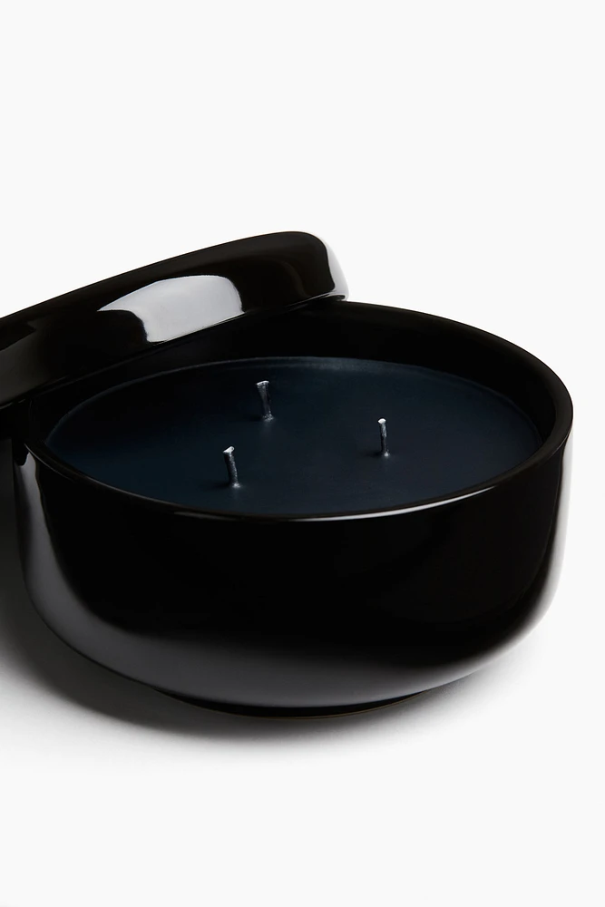 Bougie parfumée dans un pot en céramique