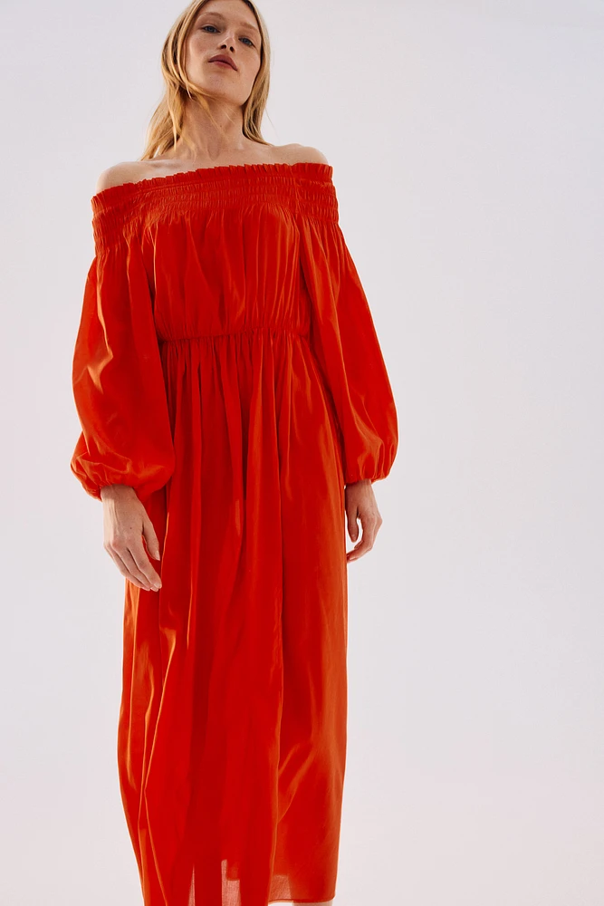 Robe épaules nues à encolure avec smocks