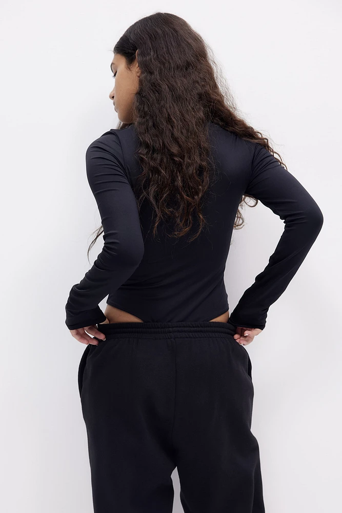 Maillot culotte-ficelle à col cheminée