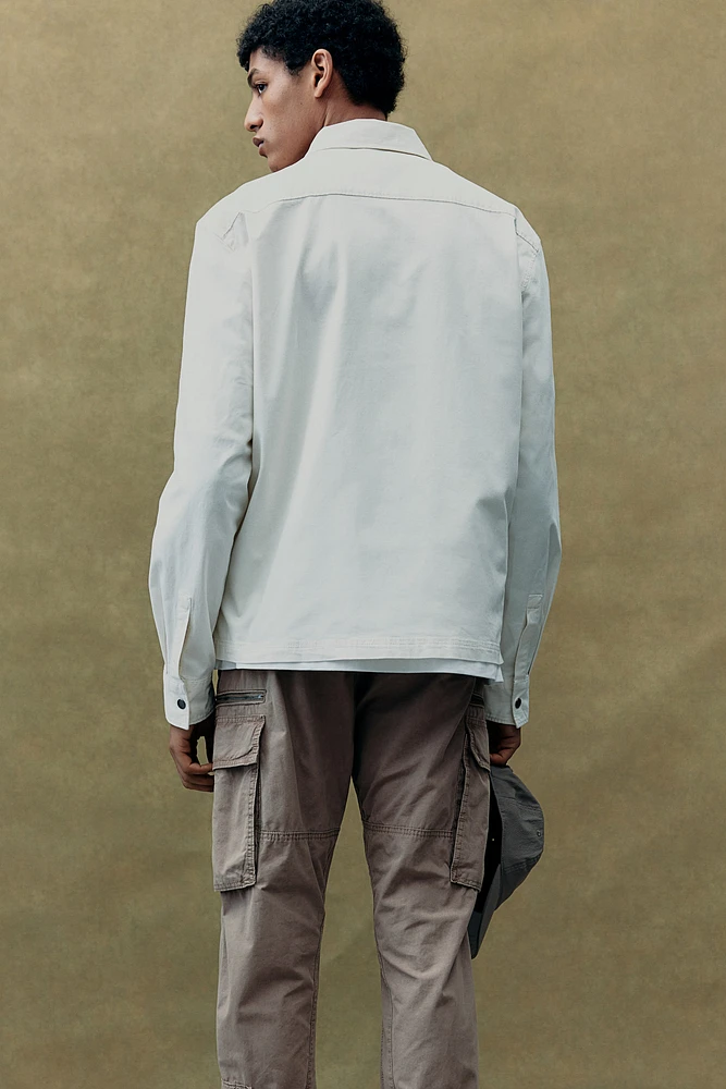 Pantalon cargo classique en sergé