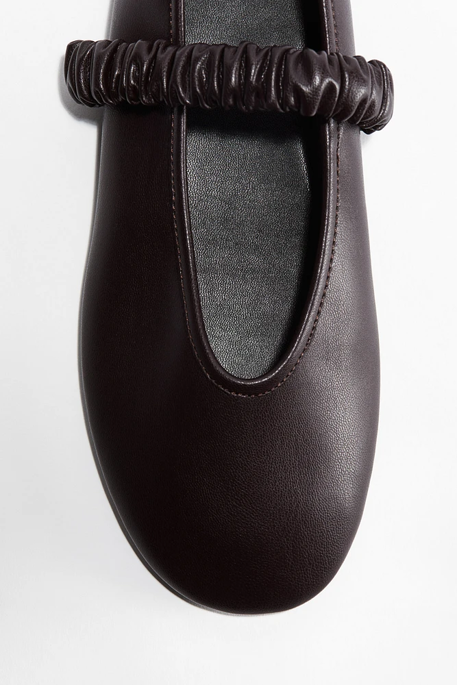 Ballerines avec détail façon cache-élastique