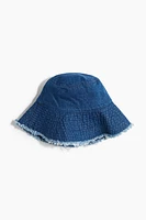 Chapeau en denim à bord frangé