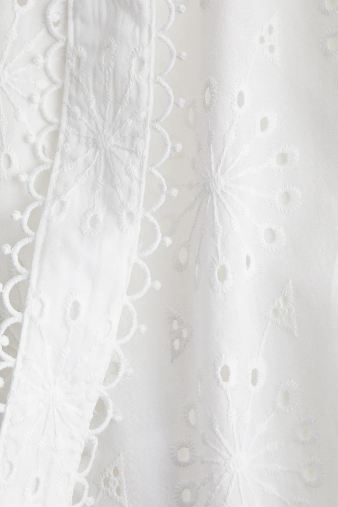 Robe à bretelles nouer en broderie anglaise