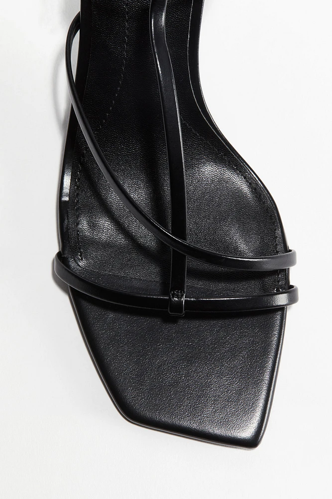 Sandales à talon avec brides fines