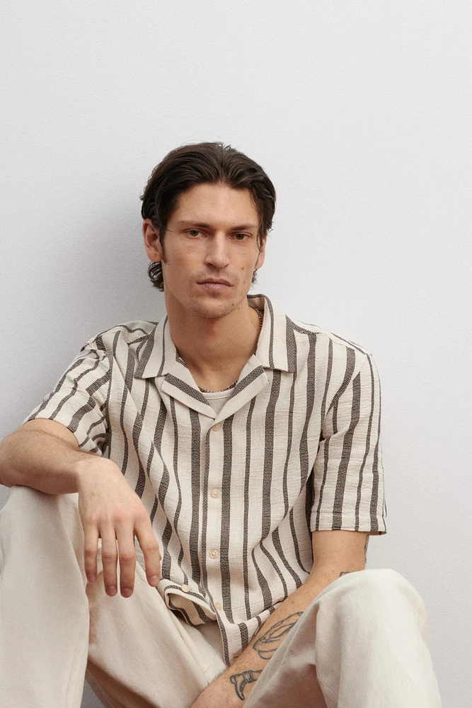 Chemise texturée coupe classique à col cubain