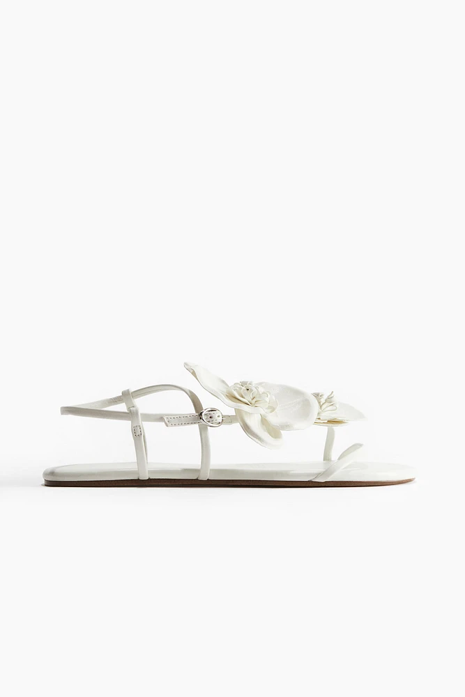 Sandales à brides fines avec appliqués