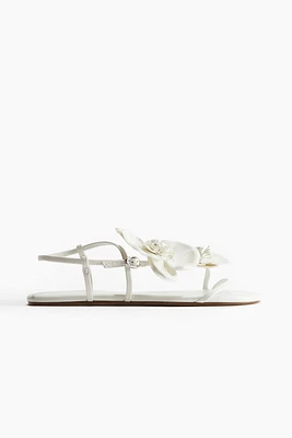 Sandales à brides fines avec appliqués