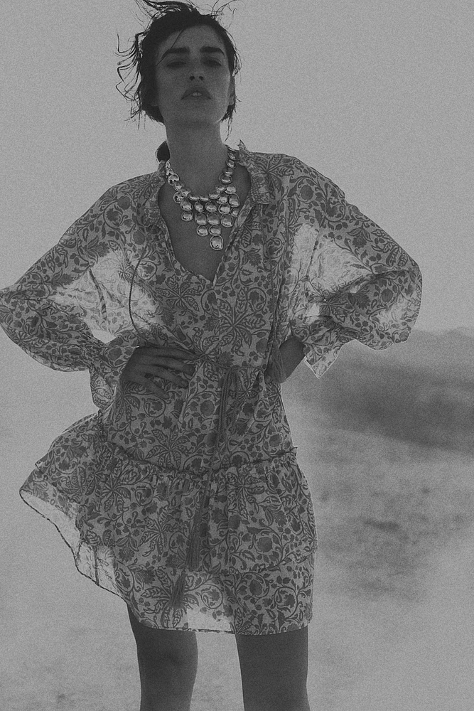Robe à volant avec ceinture nouer
