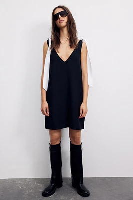 Robe trapèze avec bretelles à nouer
