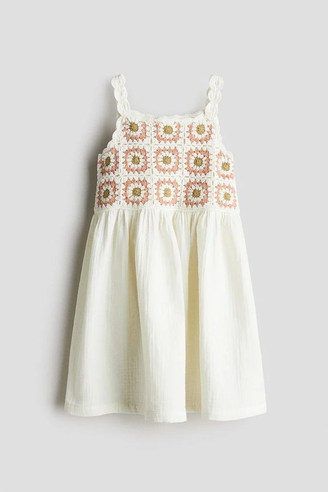 Robe en coton d'aspect crocheté