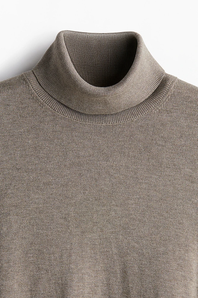 Slim Fit Fine-Knit Turtleneck Sweater