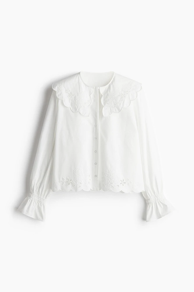 Blouse brodée à col Claudine