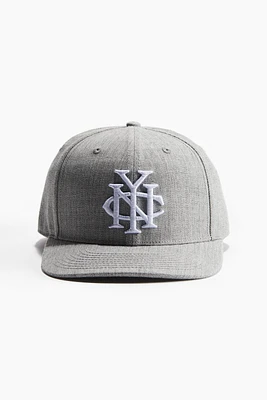 Casquette avec motif brodé