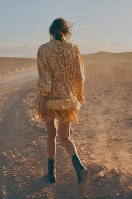 Robe à volant avec ceinture nouer