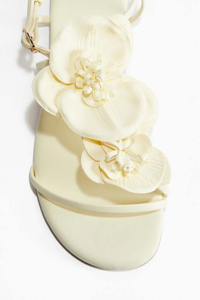Sandales à brides fines avec appliqués