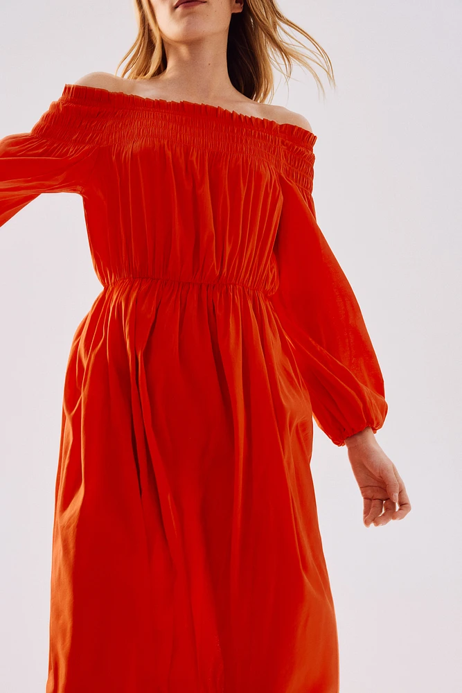 Robe épaules nues à encolure avec smocks