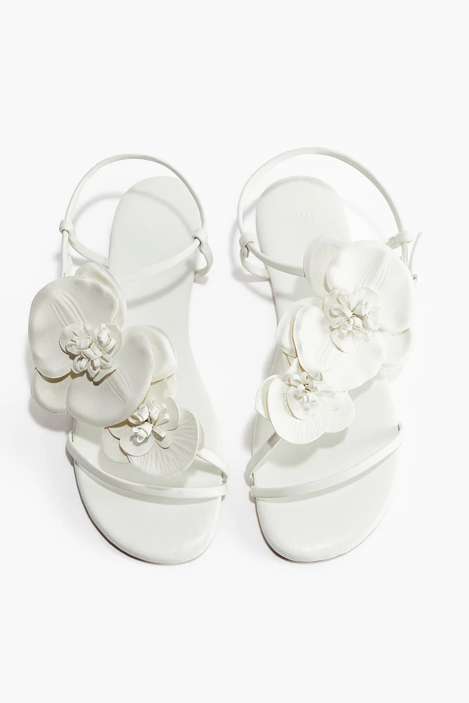 Sandales à brides fines avec appliqués