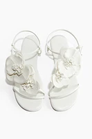 Sandales à brides fines avec appliqués