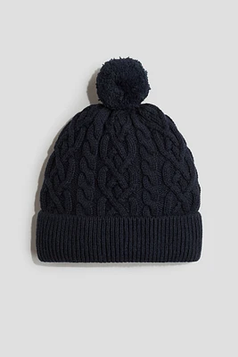 Bonnet en tricot torsadée