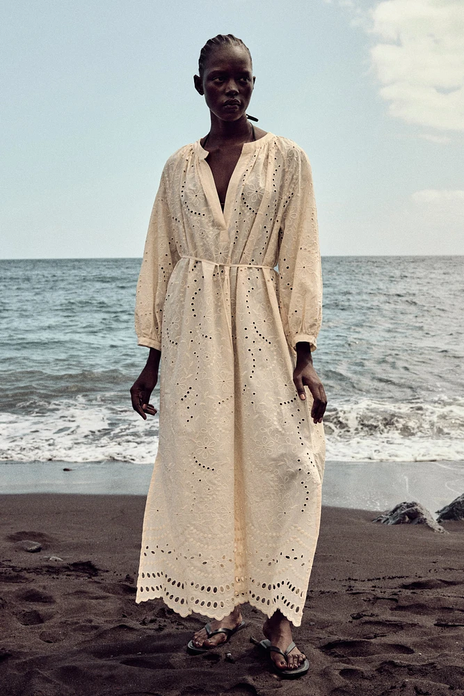 Robe en broderie anglaise avec ceinture à nouer