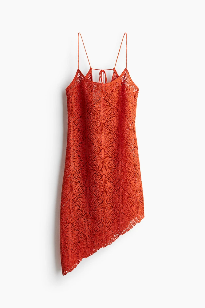Robe d'aspect fait au crochet à fines bretelles