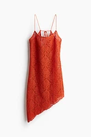 Robe d'aspect fait au crochet à fines bretelles