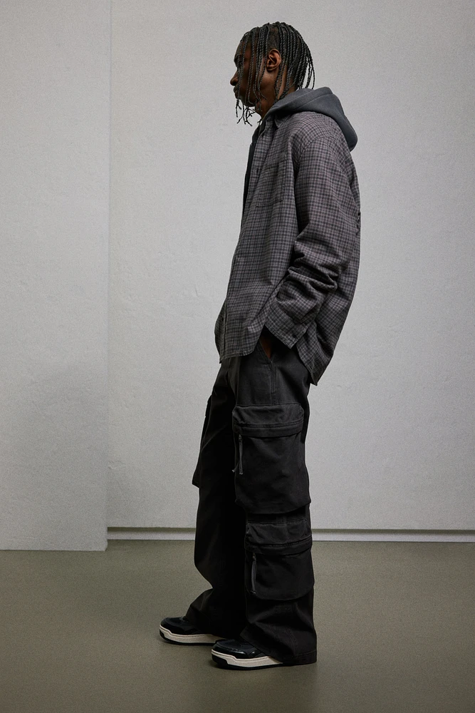 Pantalon cargo classique en sergé