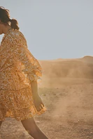 Robe à volant avec ceinture nouer