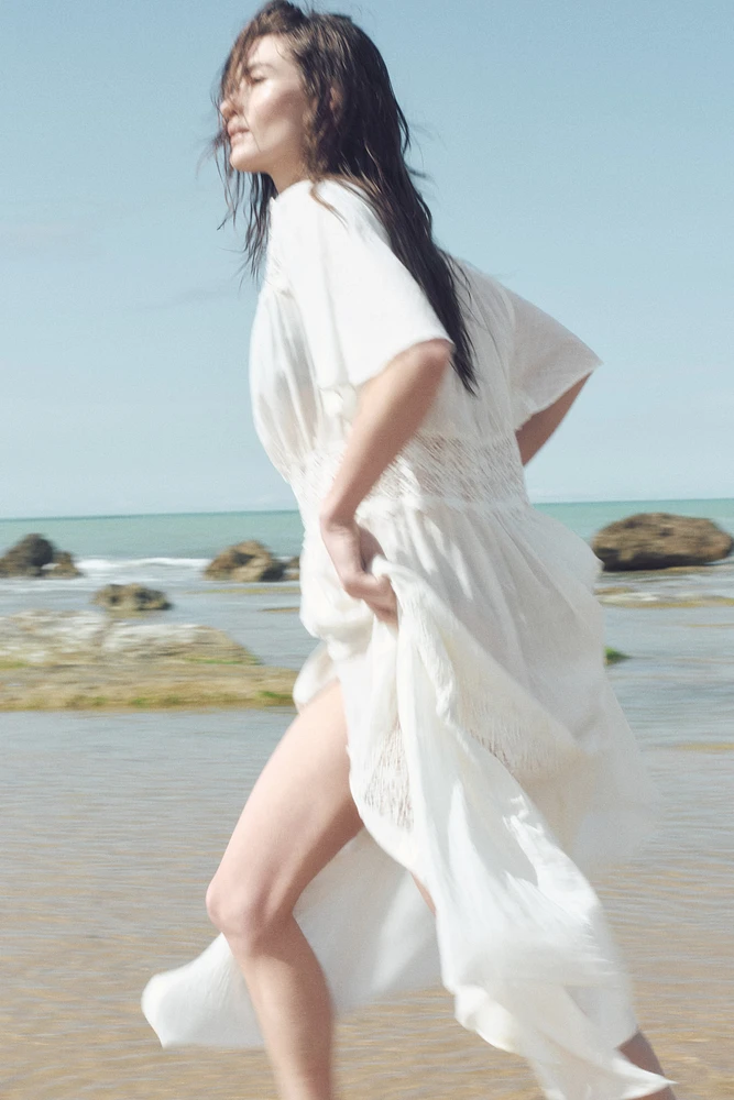Robe en coton avec incrustations de dentelle