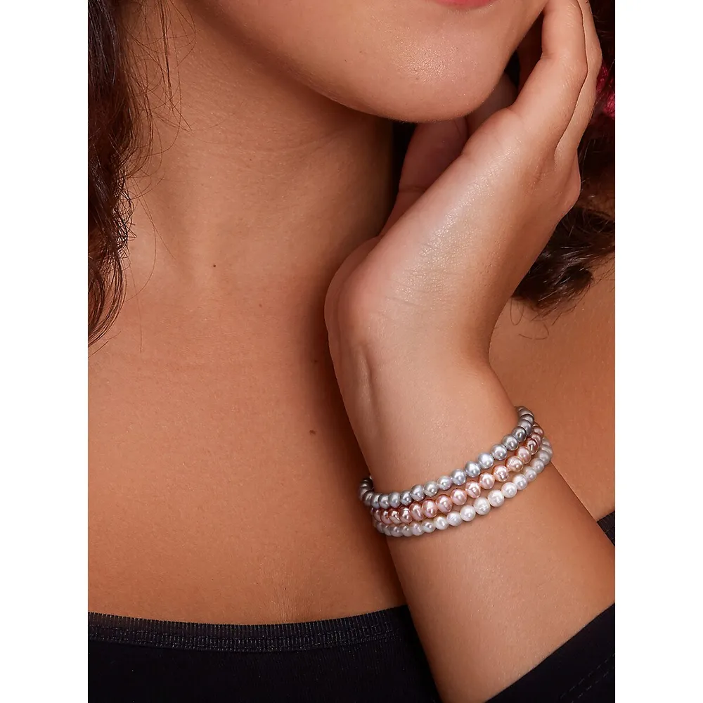 Ce superbe ensemble de trois bracelets extensibles comprend des perles d'eau douce de culture roses, grises et blanches et est offert avec un ruban gris pour offrir des cadeaux.