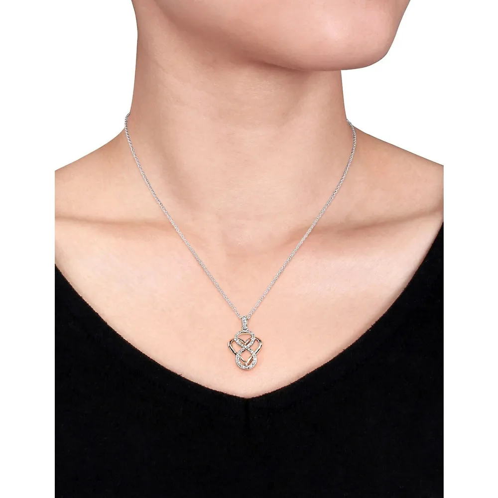 Collier à pendentif formé d'un cœur recouvert du symbole de l'infinité avec diamants