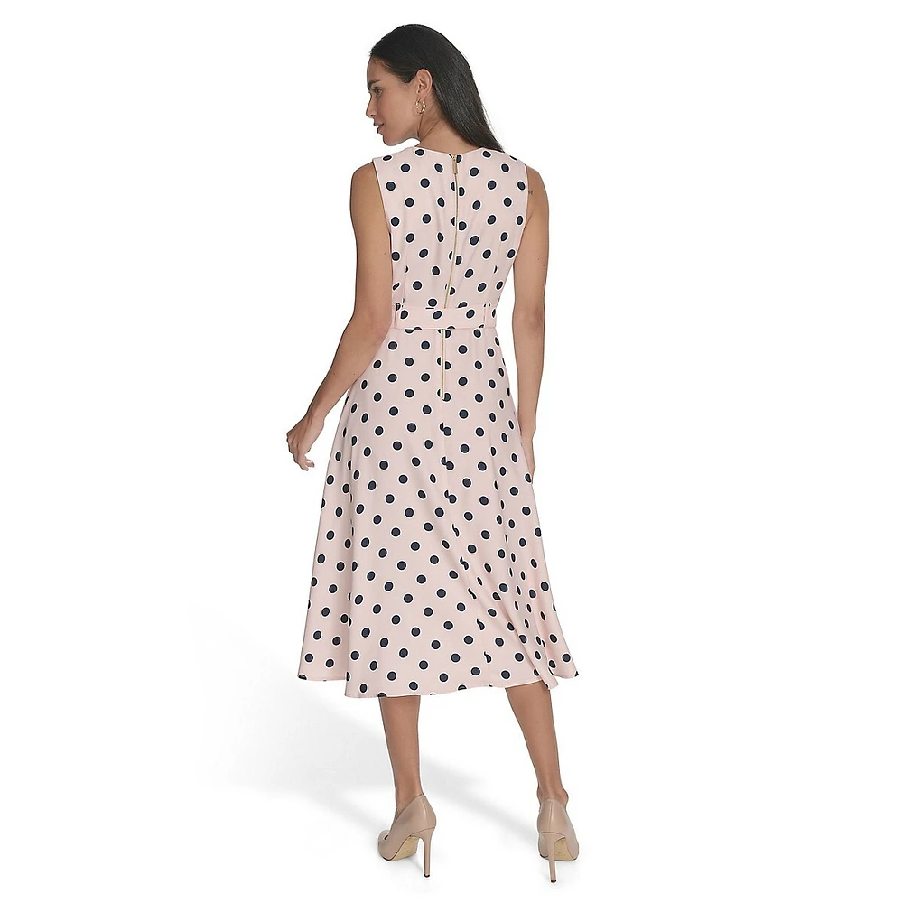 Robe ajustée et évasée sans manches en crêpe à pois avec ceinture
