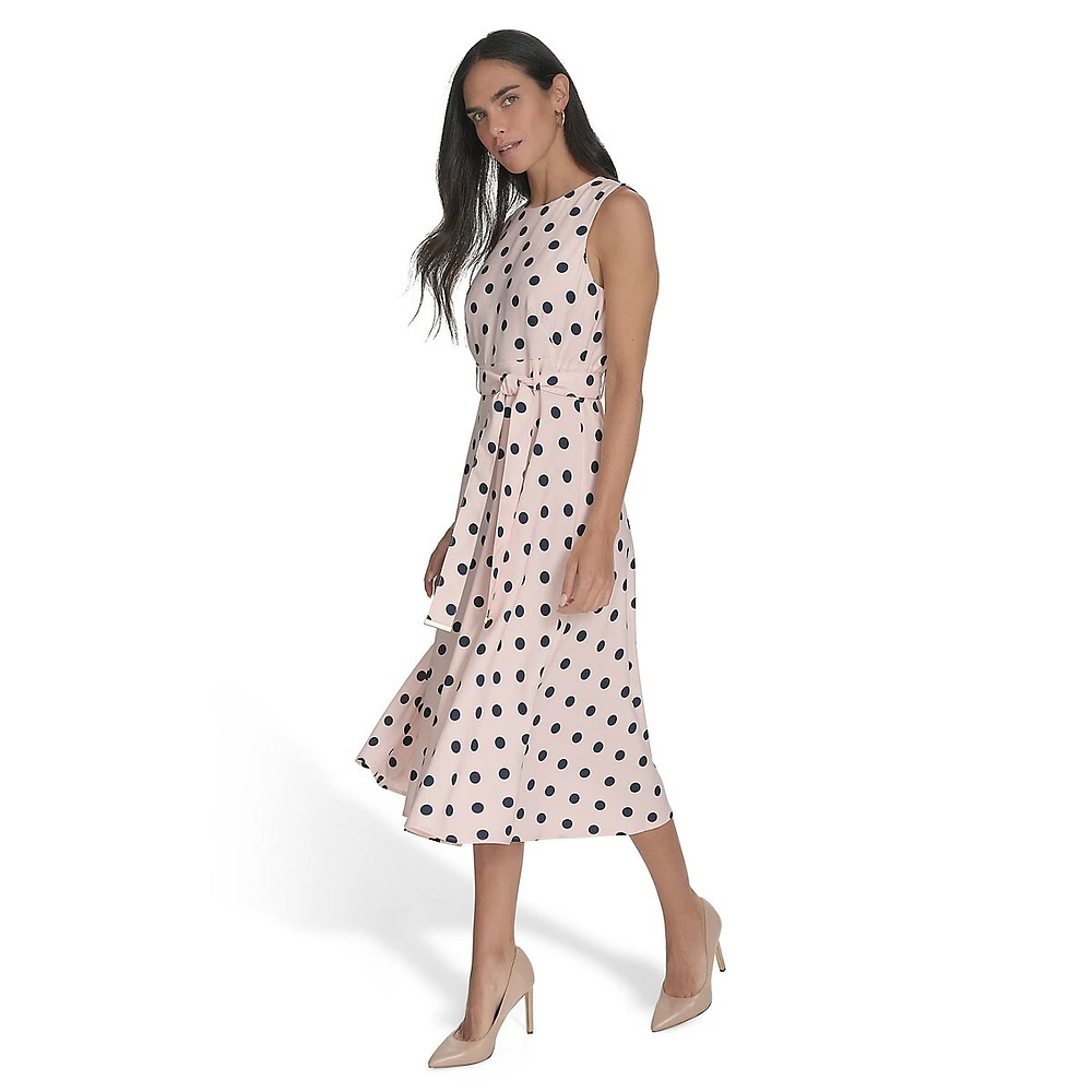 Robe ajustée et évasée sans manches en crêpe à pois avec ceinture