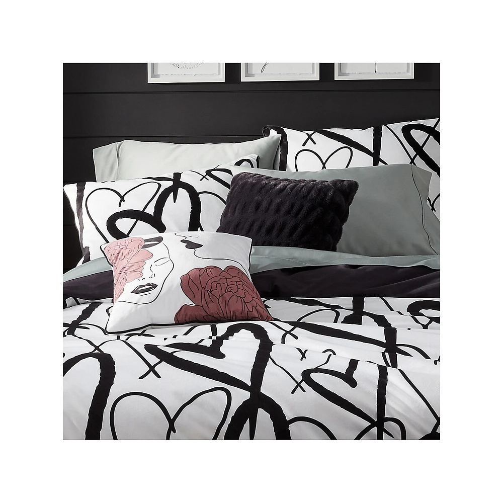 Coussin pour le lit en velours Maison Jiji + Hudson Bay Flower