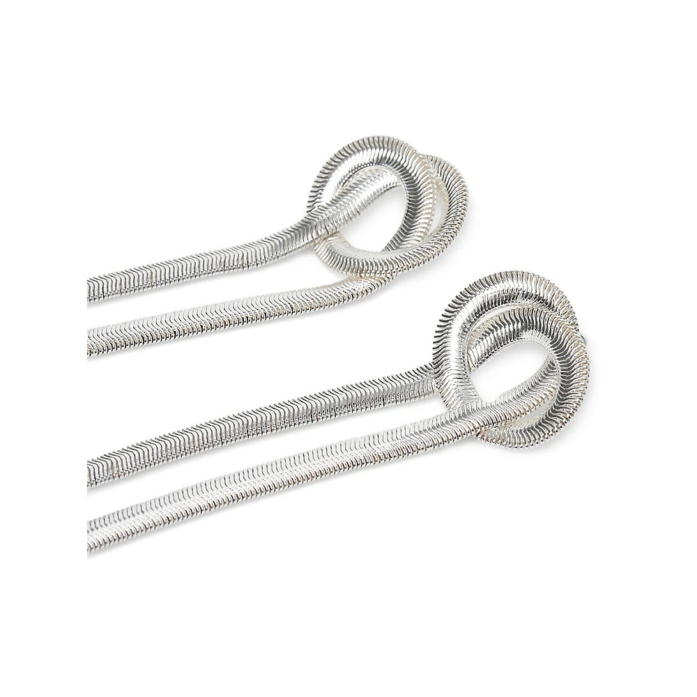 Boucles d'oreilles linéaires avec chaîne serpentine argentée et nœud