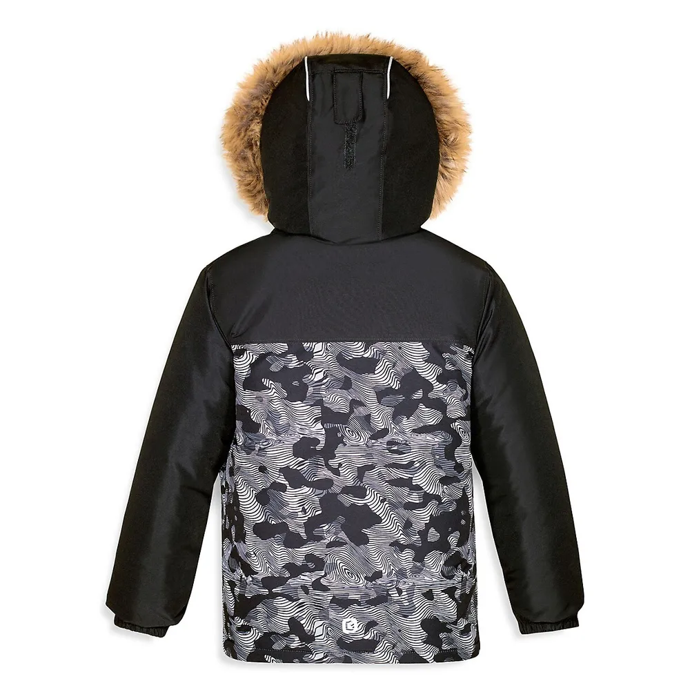 Ensemble d'habit de neige à motif camouflage aux couleurs contrastées avec manteau en similifourrure, pantalon, chapeau, mitaines et cache-cou pour garçon, cinq pièces
