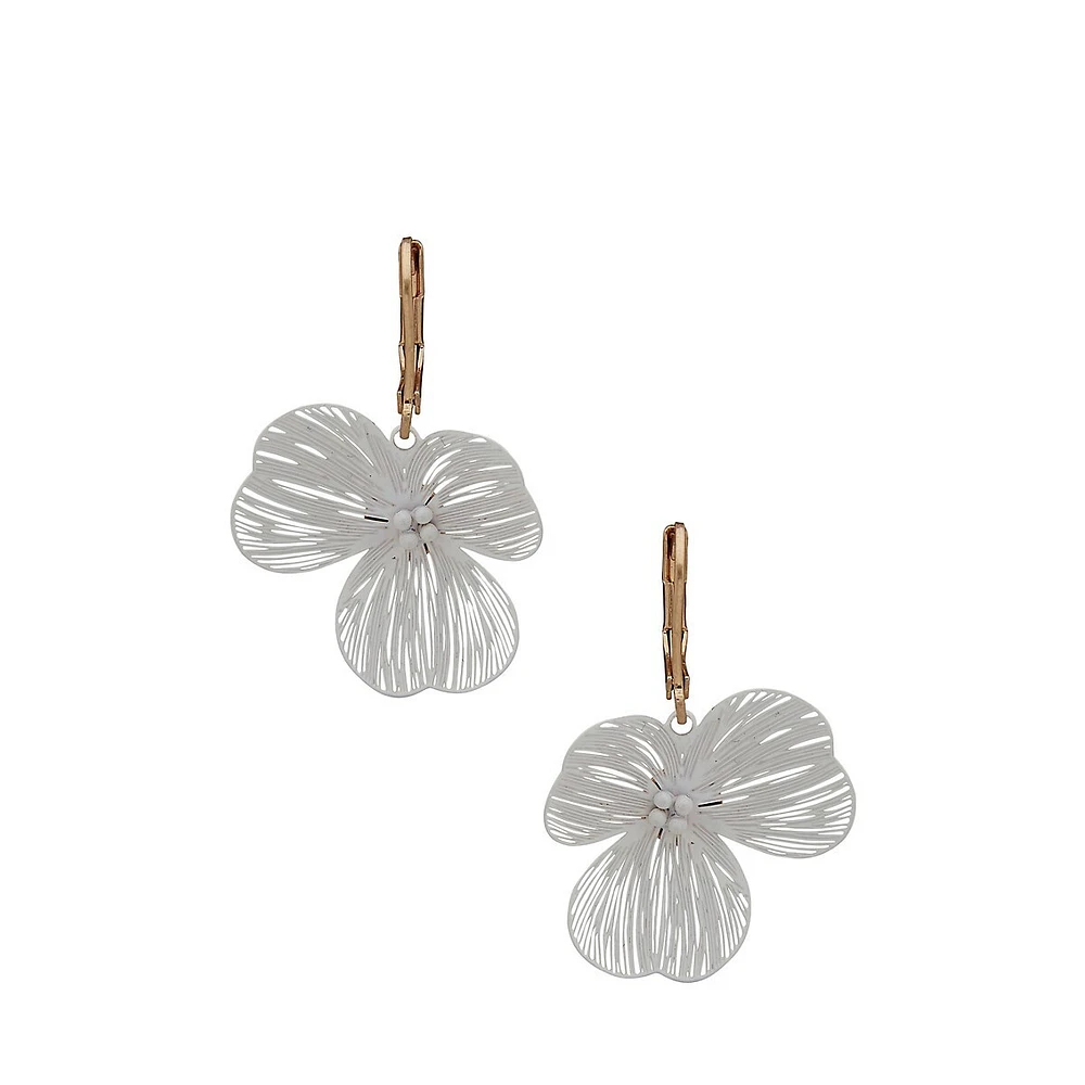 Boucles d'oreilles pendantes ajourées blanches avec boules florales printanières