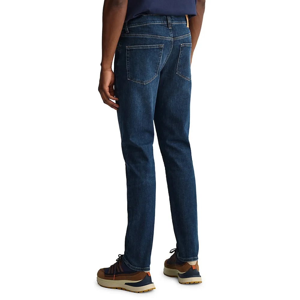 Fabriqué en tissu confortable mélange de coton, ce jean à effet délavé est doté d'un style cinq poches et d'une coupe ajustée.