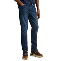Fabriqué en tissu confortable mélange de coton, ce jean à effet délavé est doté d'un style cinq poches et d'une coupe ajustée.
