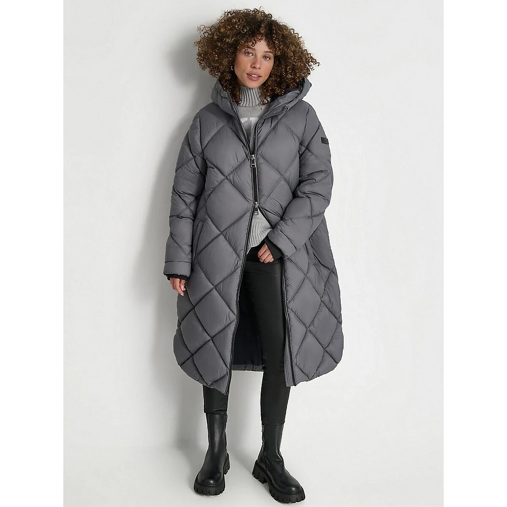 Manteau long à capuche et matelassé en losanges